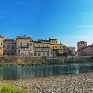 https://rooms-castelvecchio-palazzo-canossa.hotelinveneto.com